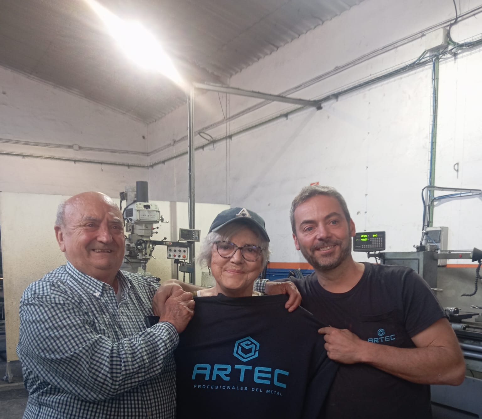 Eduardo Serrano junto a sus padres en el taller de ARTEC