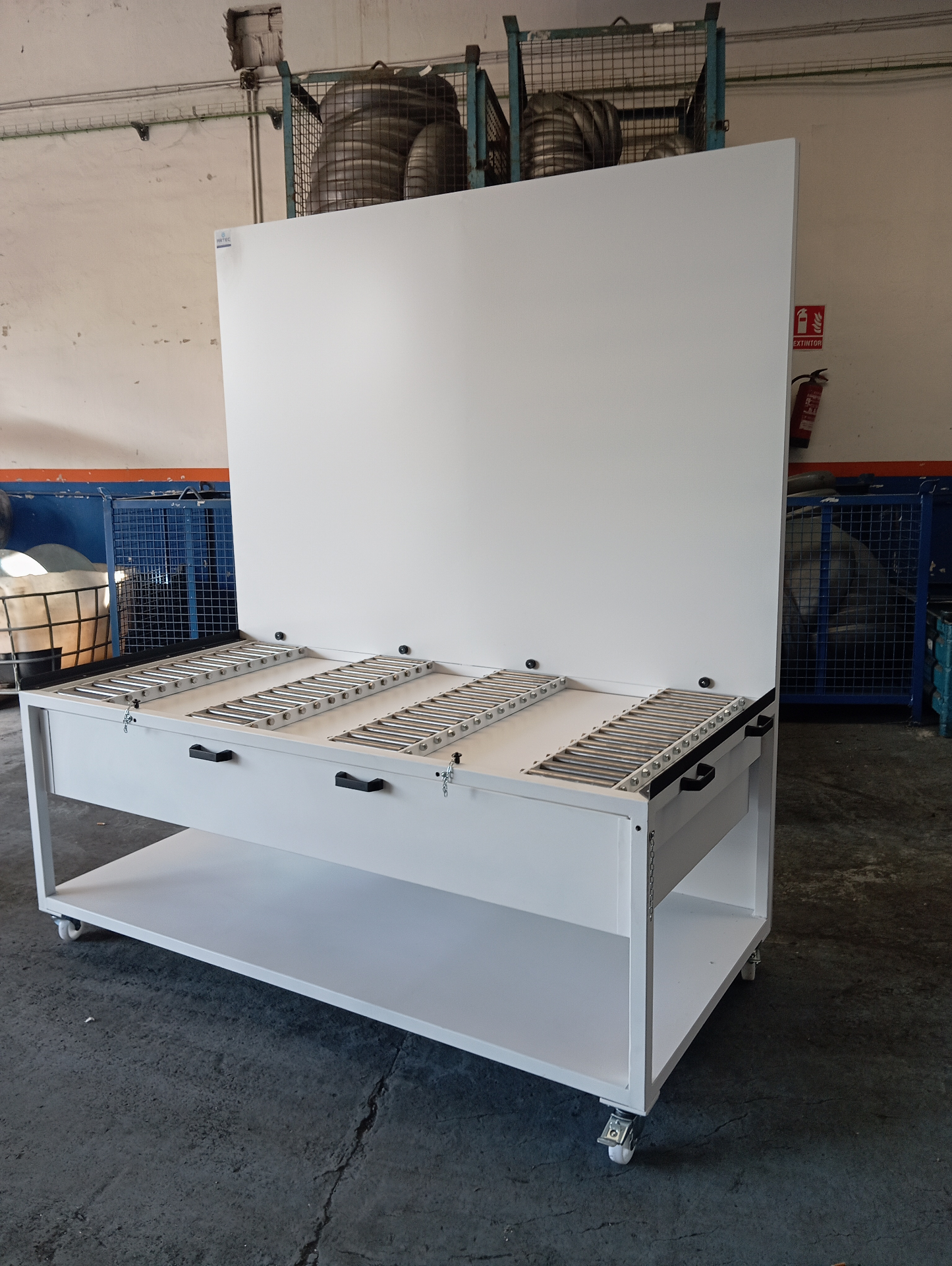 Estantería Industrial Móvil con Panel