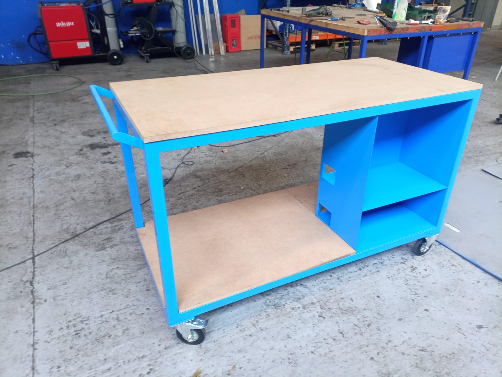 Mesa de Trabajo Móvil con Compartimentos